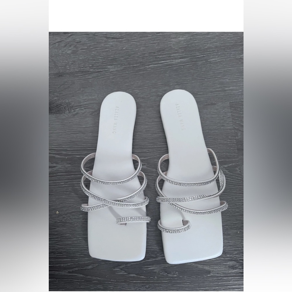 NEW Azalea Wang White Leather Crystal Flat Thong Open Toe Sandals size 8